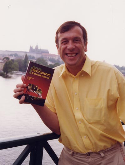 Kevin Warwick na proch�zce centrem Prahy